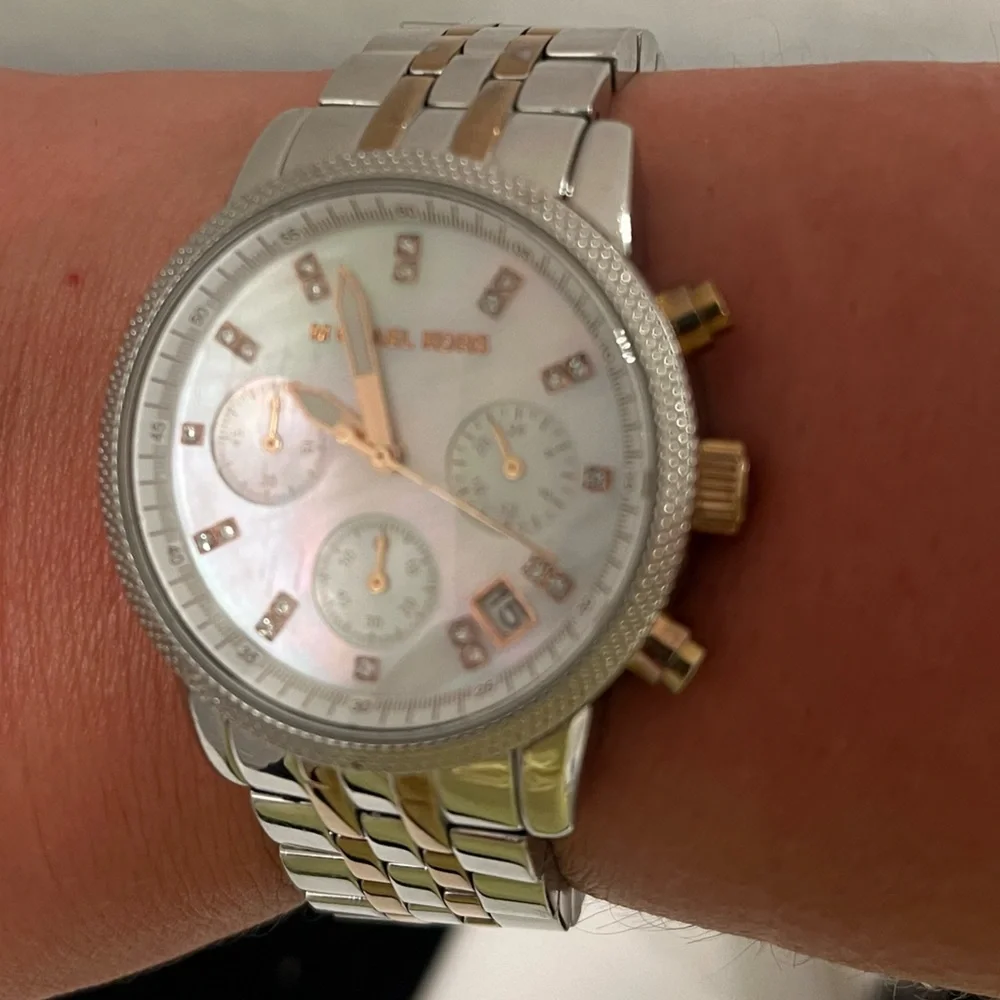 Michael Kors women’s watch with pearlescent face - Picture 4 of 5